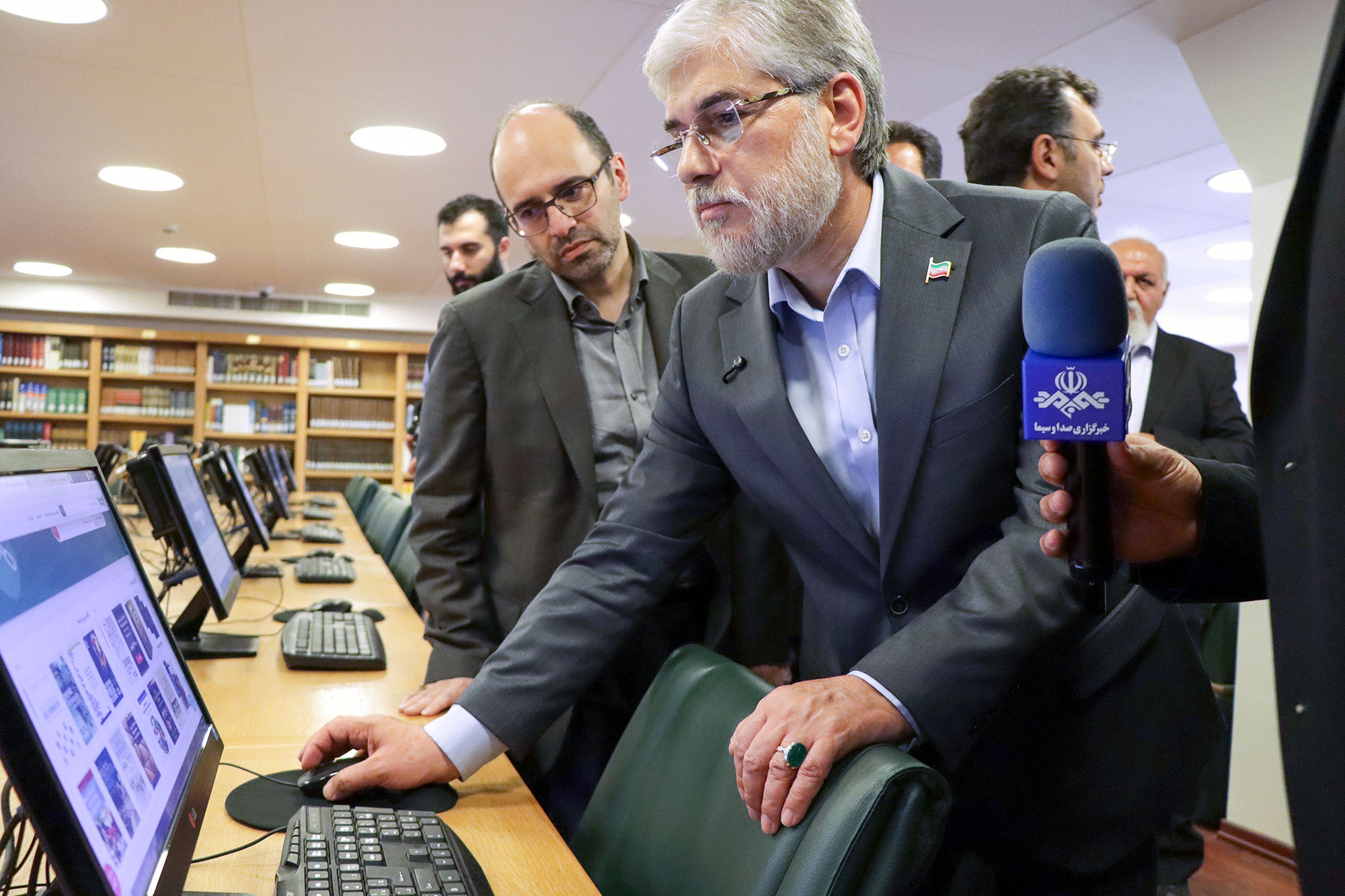 بازدید وزیر علوم از کتابخانه و موزه ملی ملک