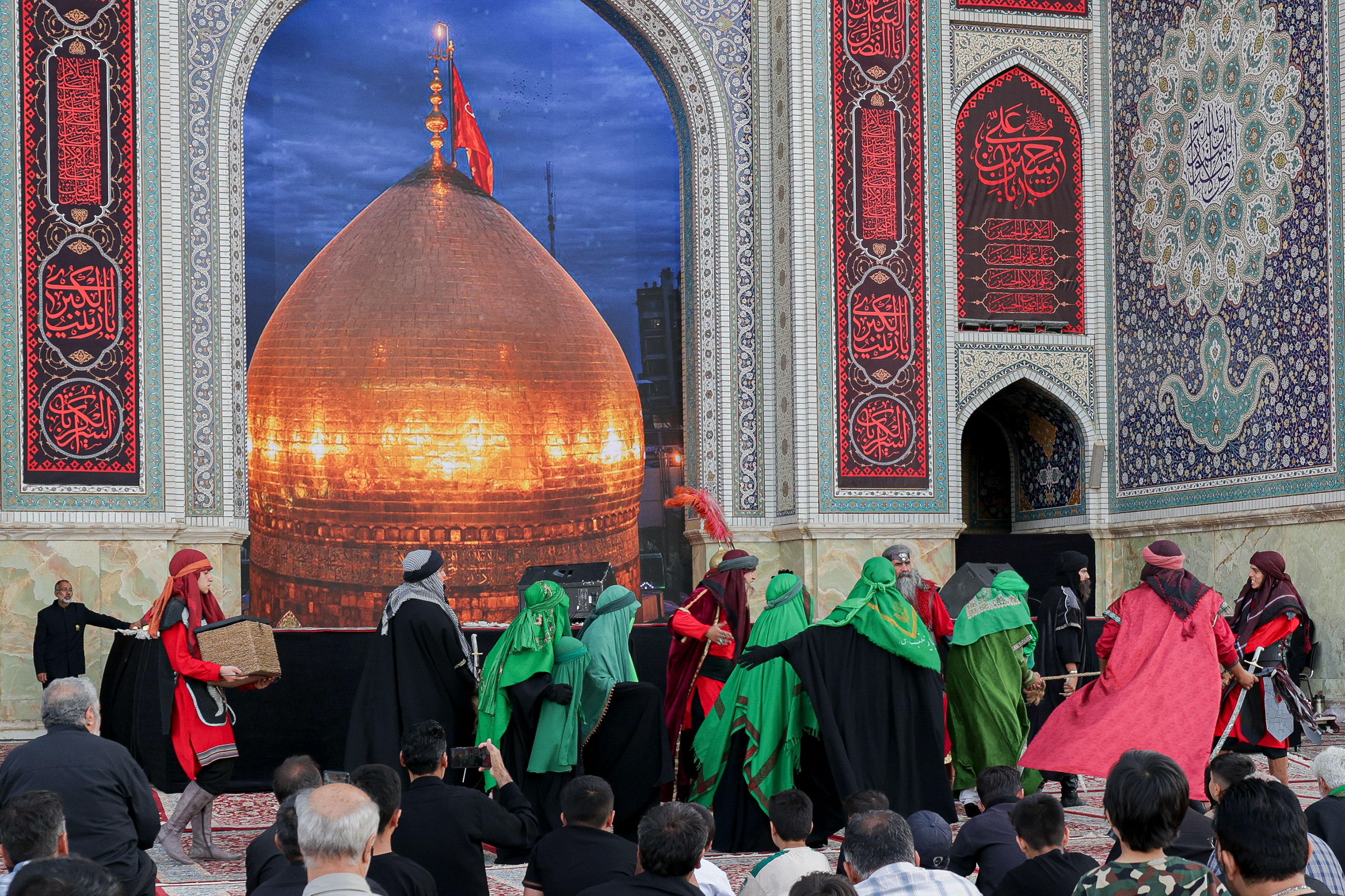 اجتماع دلدادگان اربعین در حرم مطهر رضوی