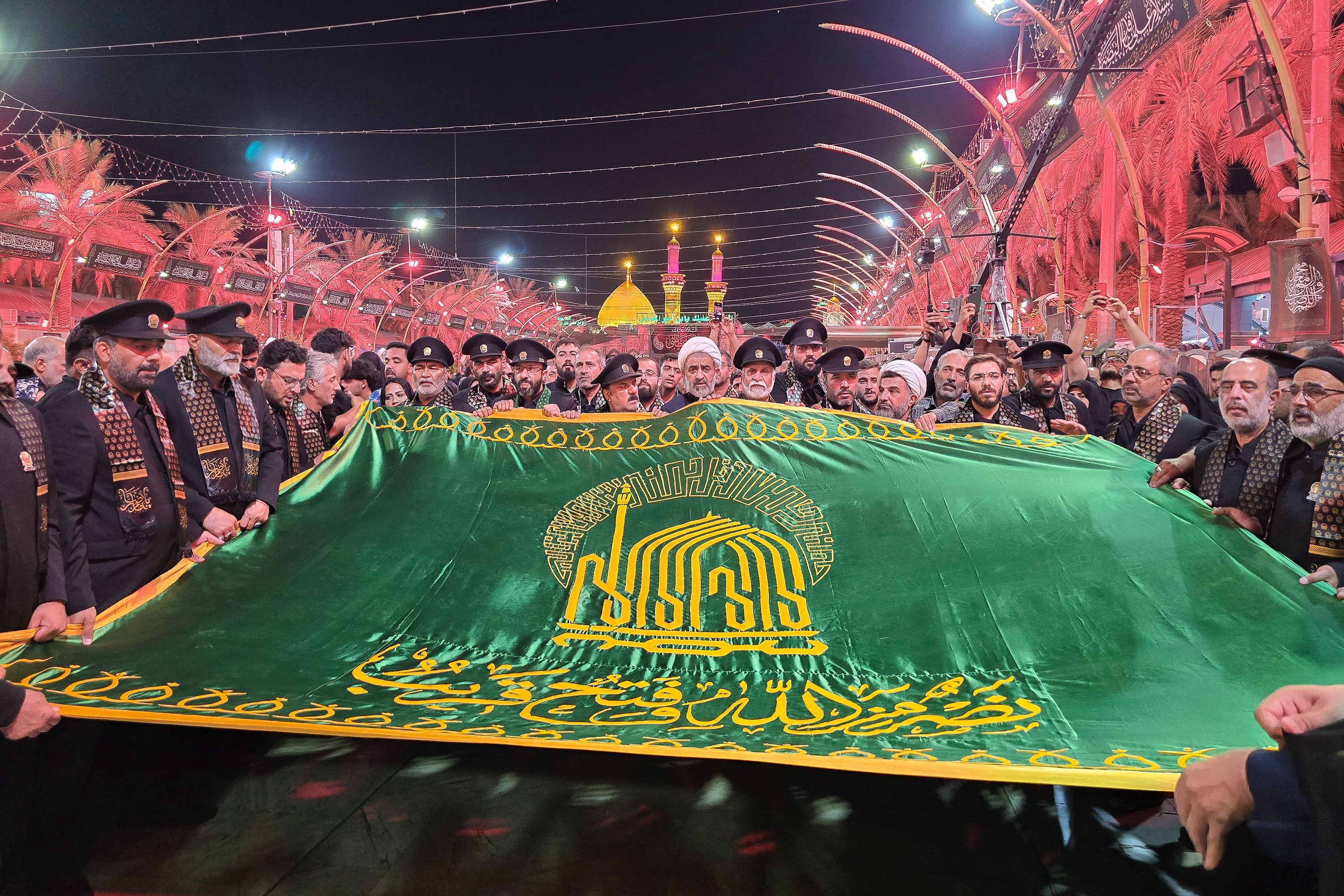 حضور کاروان اربعینی خدام حرم مطهر رضوی در بین‌الحرمین