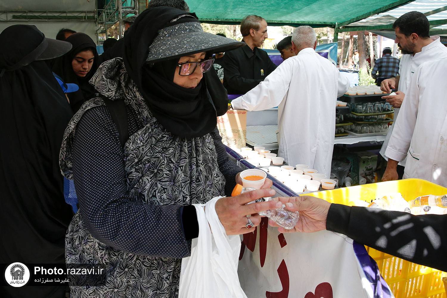 مشارکت ۳۲ موکب در ارائه خدمات پذیرایی در چایخانه‌های حرم مطهر رضوی