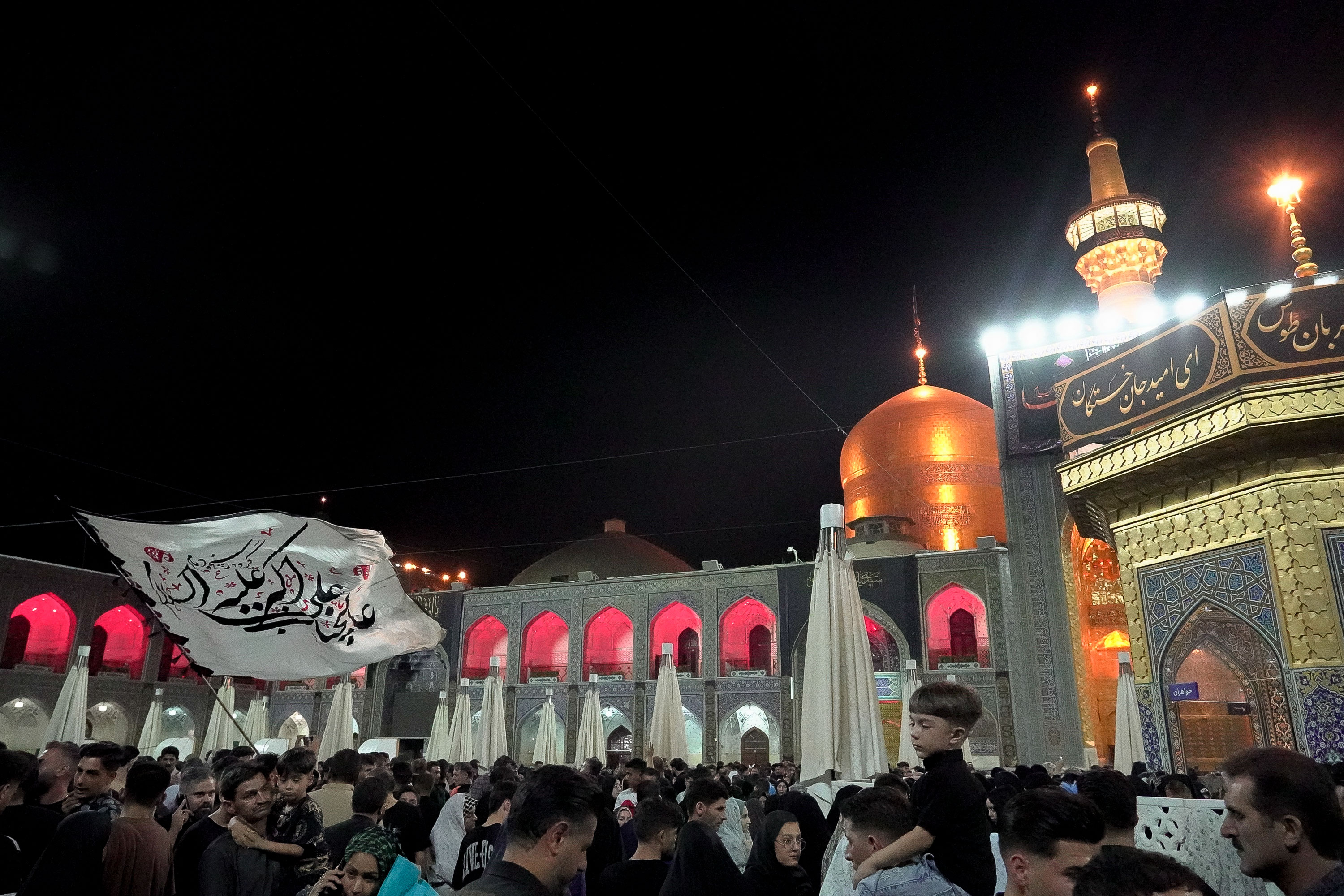 حال و هوای حرم مطهر رضوی در شب شهادت حضرت رسول و امام حسن مجتبی علیهم‌السلام