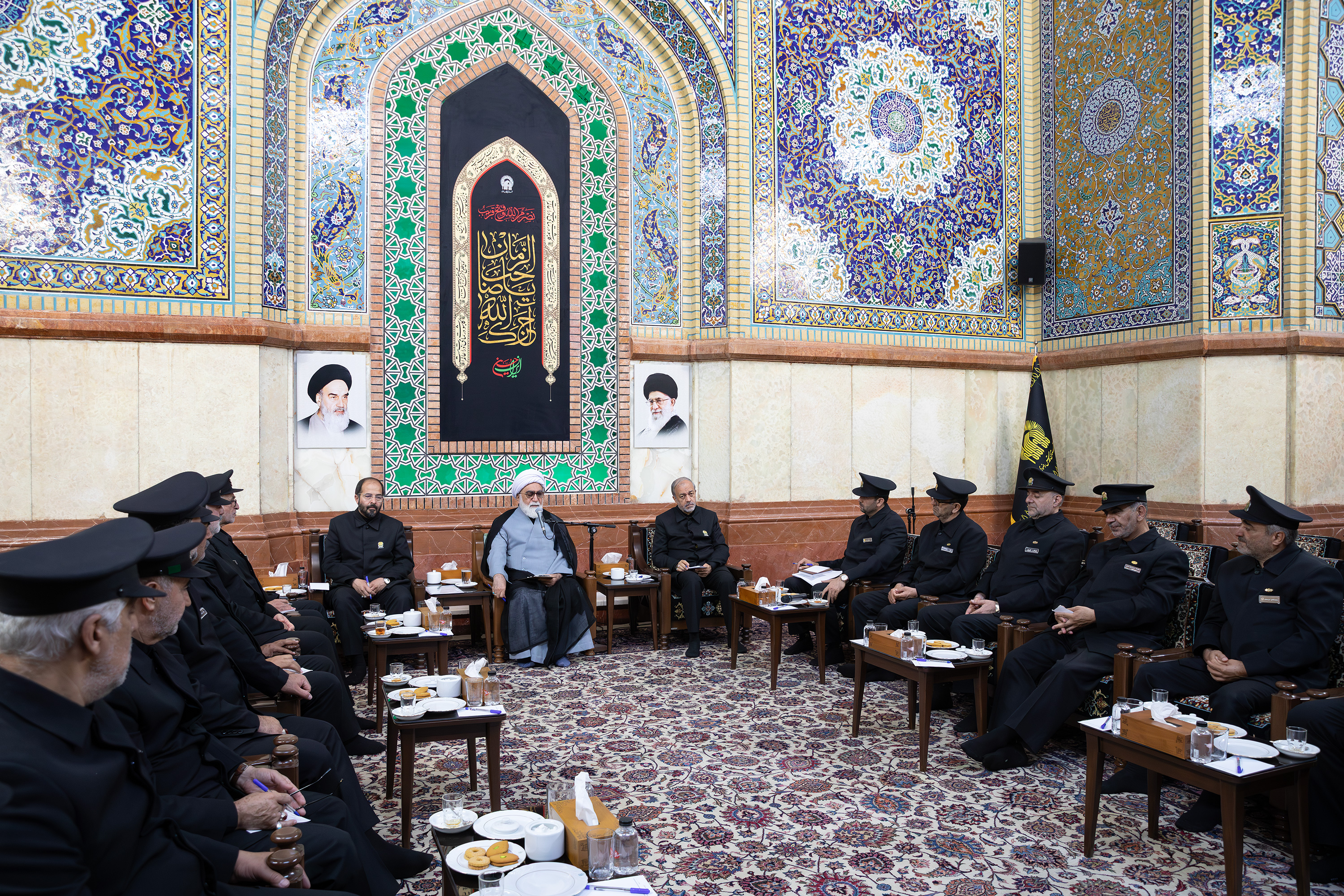 دیدار جمعی از دربانان حرم امام رضا علیه‌السلام با تولیت آستان قدس رضوی