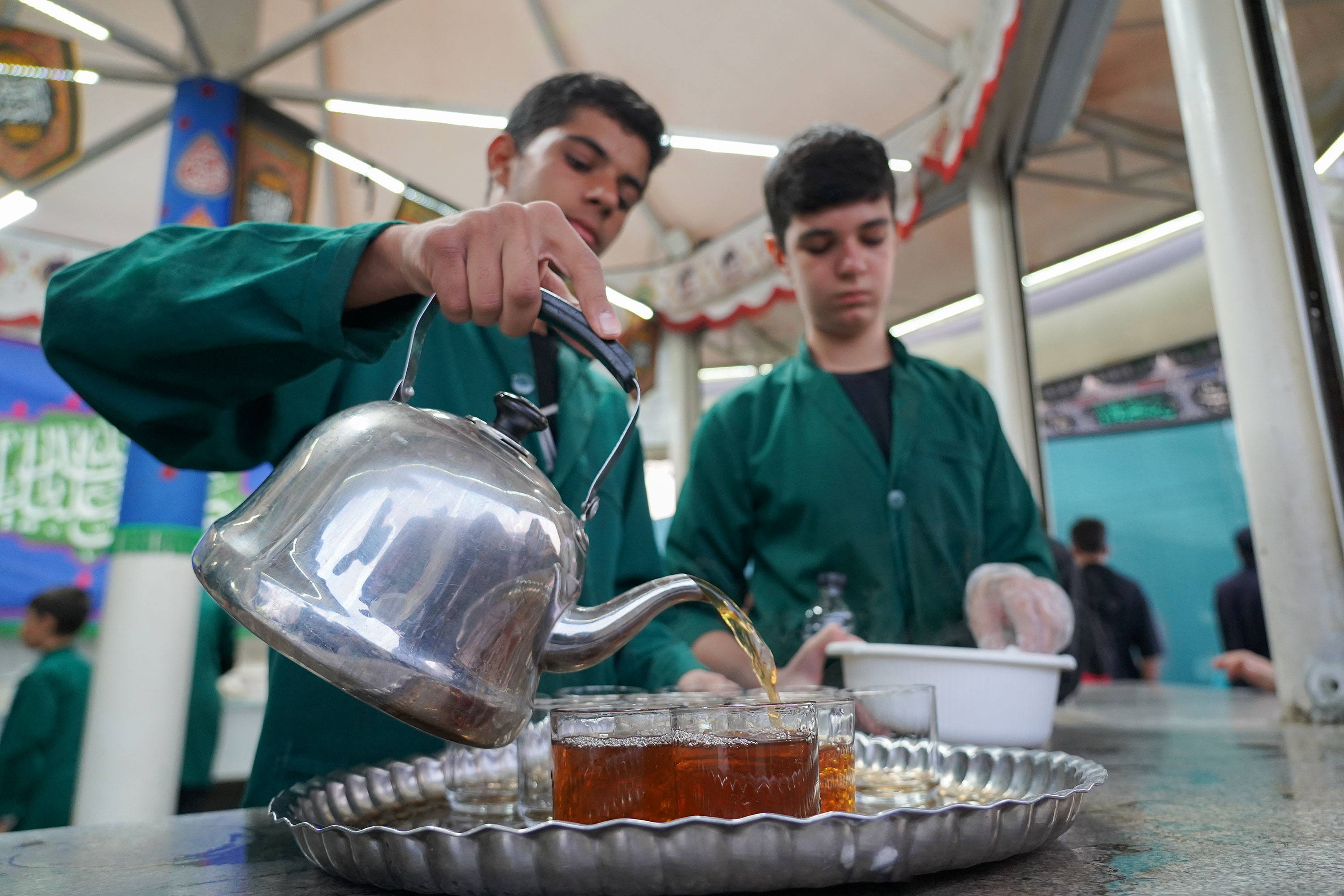 حضور دانش‌آموزان مدارس امام رضا علیه‌السلام در چایخانه حضرت قاسم