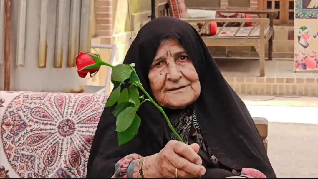 تکریم پدران و مادران شهدای اصفهان در شب میلاد پیامبر (ص) + فیلم