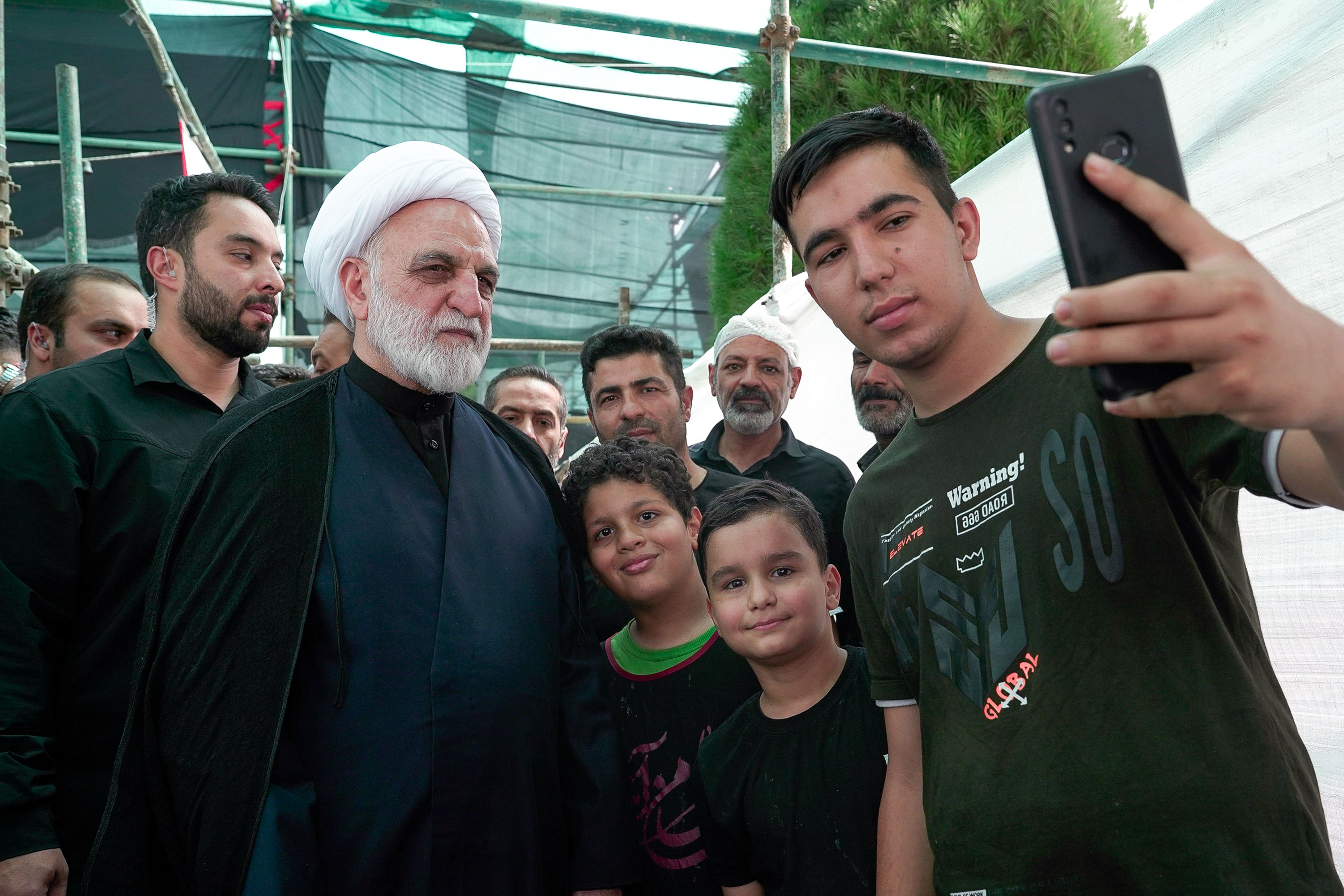 حضور رئیس قوه قضائیه در مواکب اطراف حرم مطهر رضوی