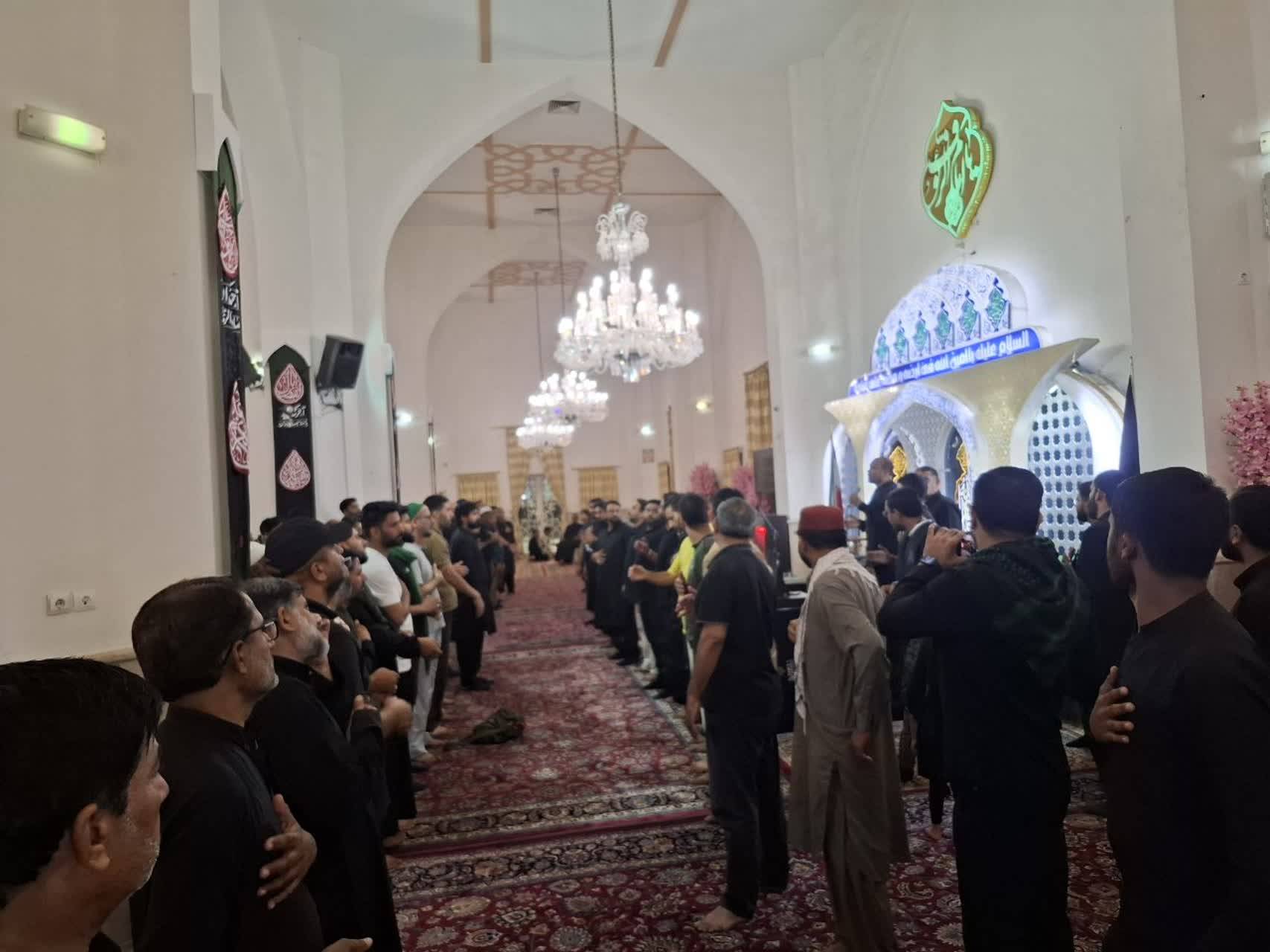 ویژه برنامه عزاداری و سوگواری زائران اردو زبان همزمان با شب شهادت حضرت علی بن موسی الرضا(ع) در حرم مطهر رضوی برگزار شد. 