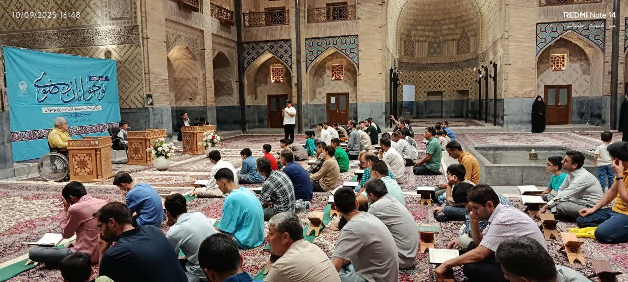 زائران حرم حضرت رضا(ع) میهمان "کرسی تلاوت نوجوانان رضوی" شدند  