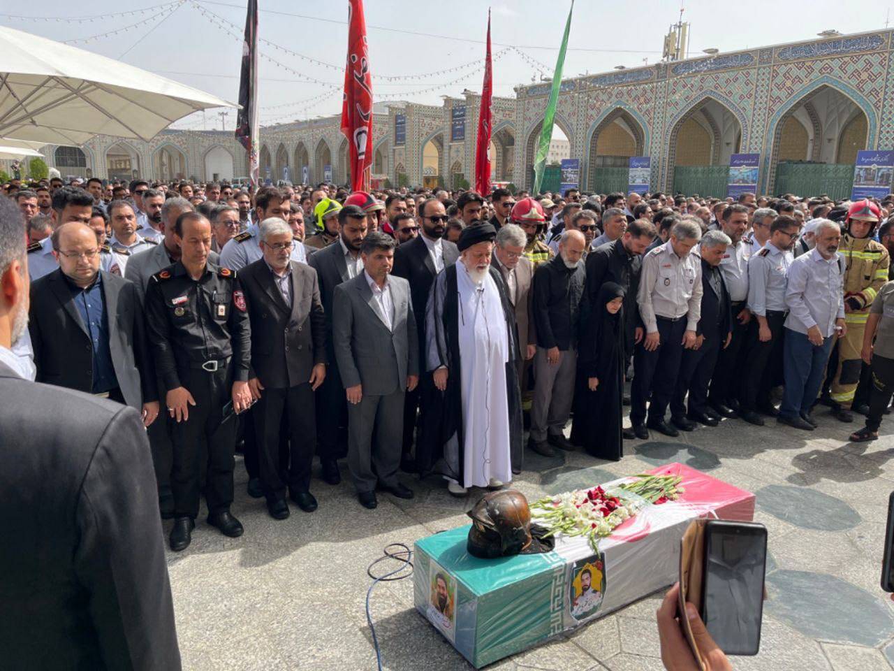تشییع پیکر «رضا فخریان» آتش‌نشان مشهدی در حرم مطهر رضوی