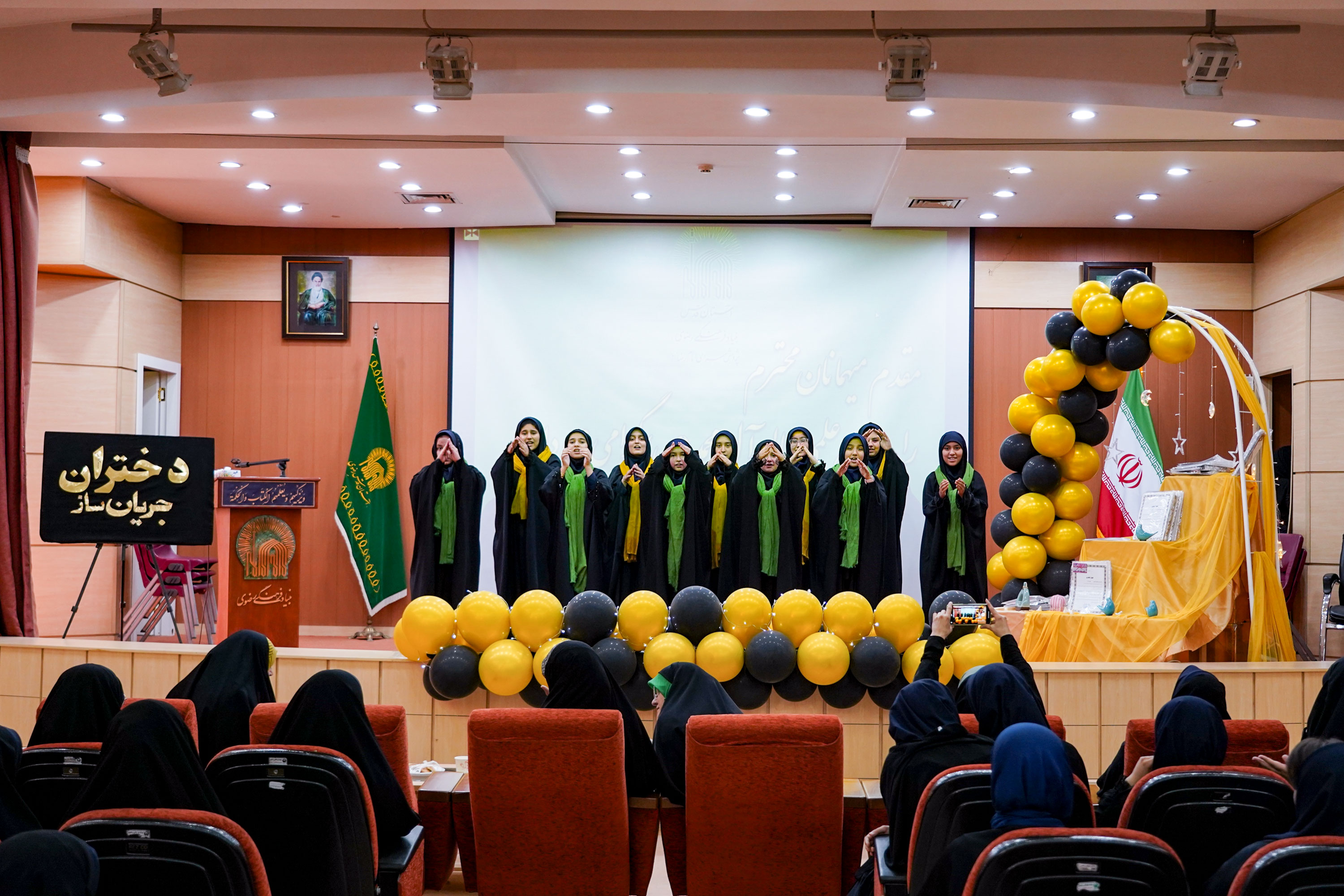 جشن فارغ‌التحصیلی دانش‌آموزان پایه نهم دبیرستان امام رضا علیه‌السلام
