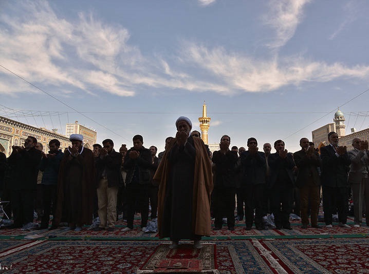 دست‌های نیاز زائران حرم رضوی برای طلب باران به آسمان بلند شد