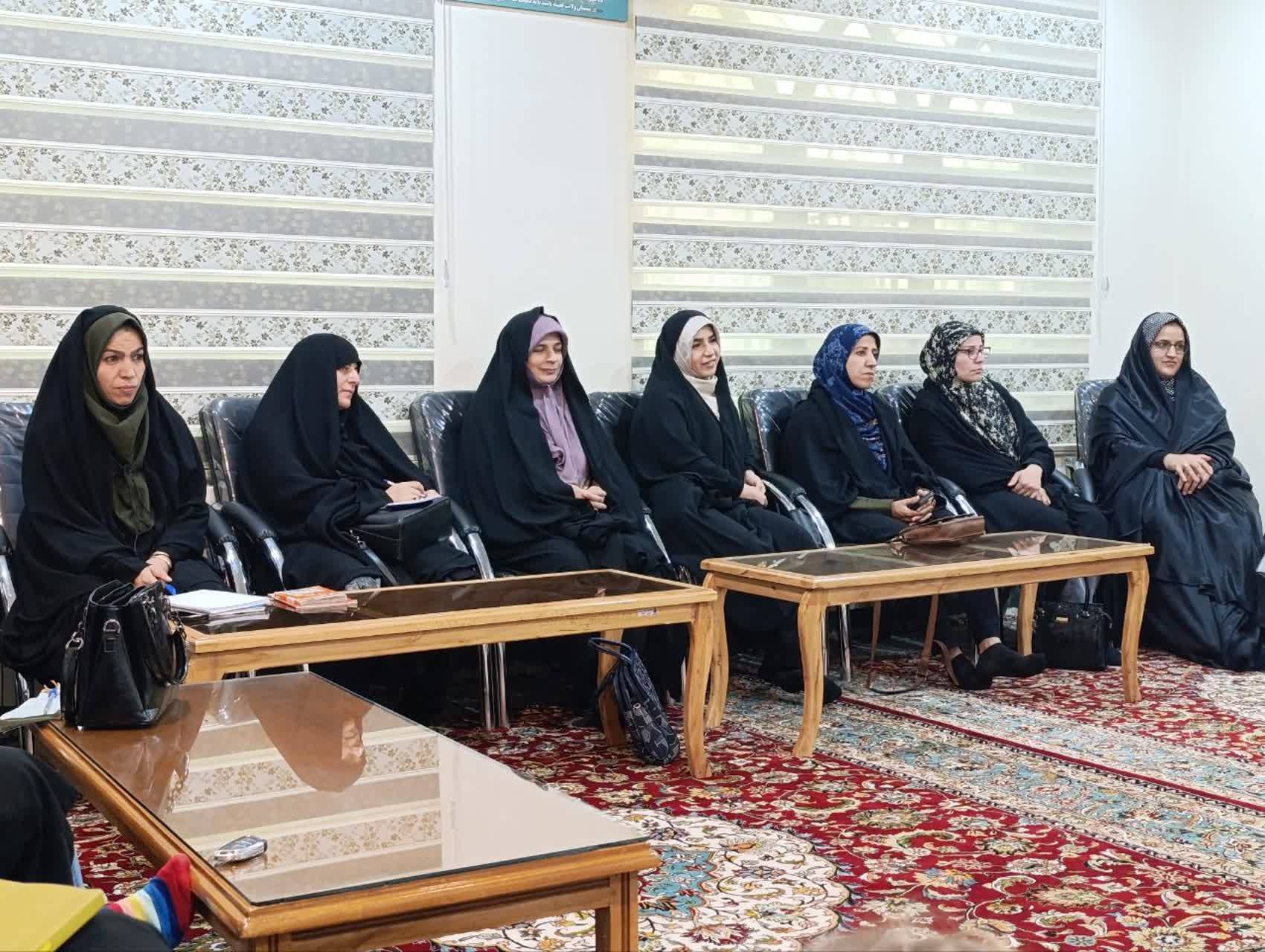 برپایی دورهمی کتابخوانی بانوان شهرستان کاشمر در زیارتگاه شهید مدرس(ره) 