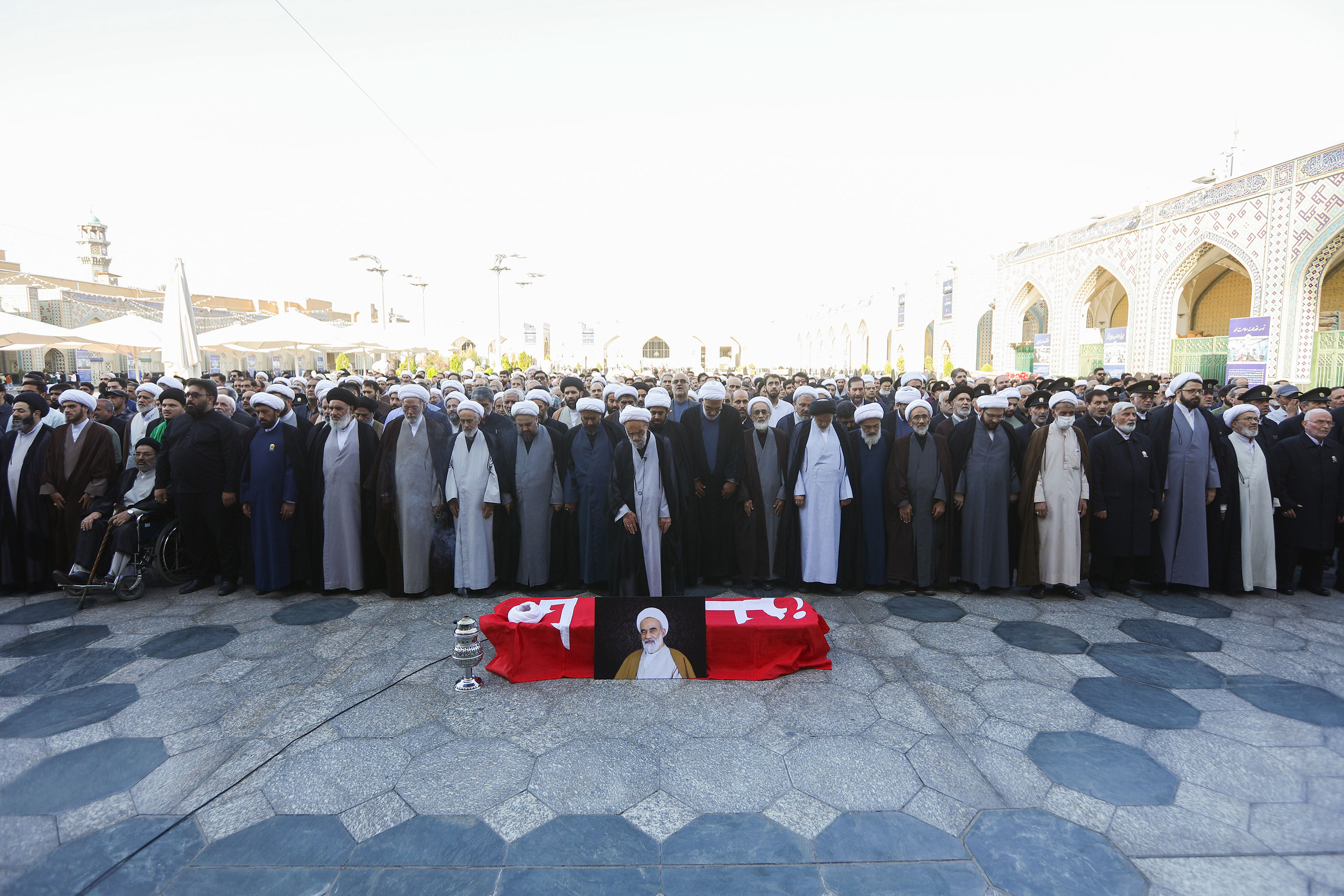 تشییع پیکر حجت‌الاسلام والمسلمین علی اکبر الهی خراسانی در حرم مطهر رضوی