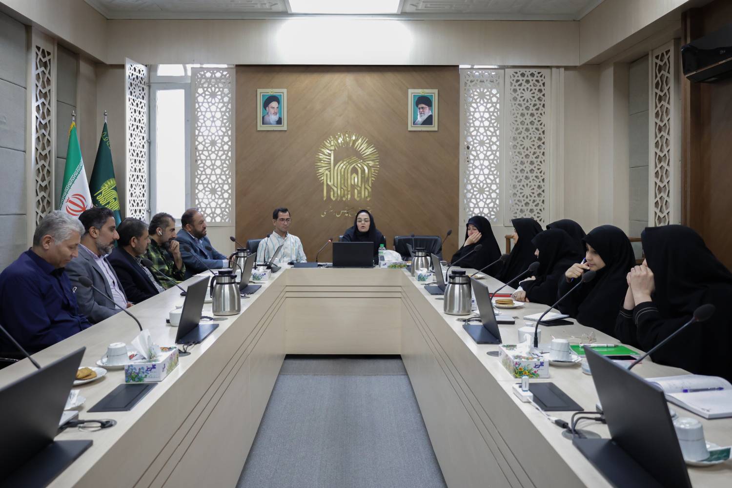 معرفی انواع گل‌ها و پرندگان در جلدهای لاکی گل و مرغ در نسخه‌های خطی