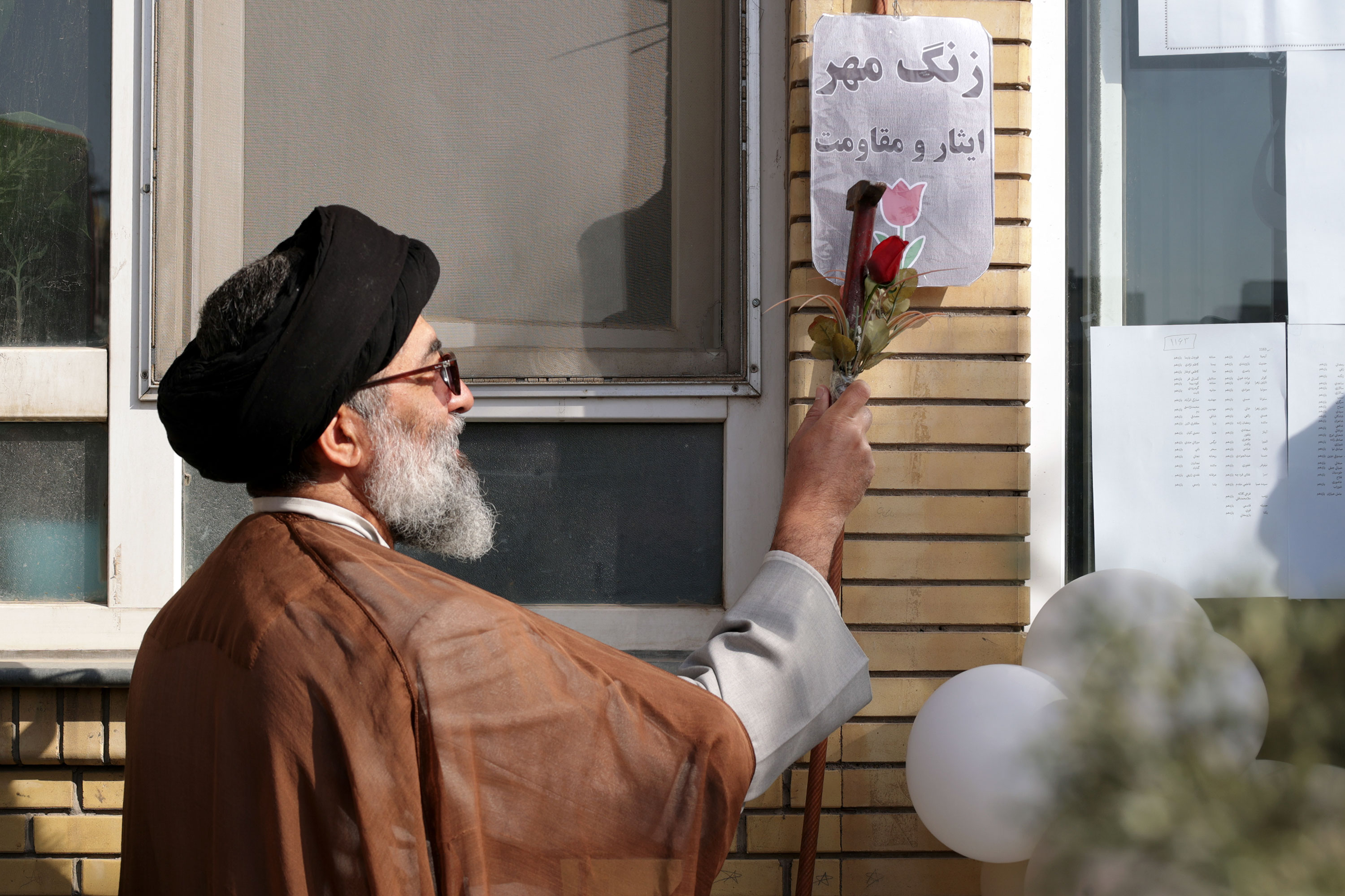 «زنگ مهر ایثار و مقاومت» در دبیرستان دخترانه فرهیختگان مشهد