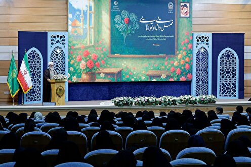 نشست صمیمانه دانش‌آموزان نخبه با تولیت آستان قدس رضوی