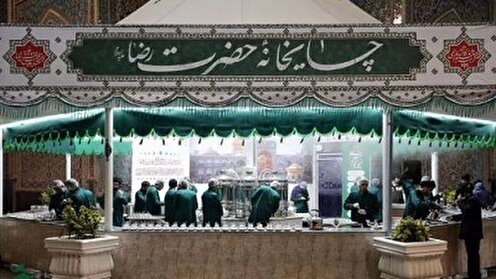شور خدمت خادمیاران رضوی در چایخانه غدیر؛ پذیرایی عاشقانه از زائران در صحن مبارک+فیلم