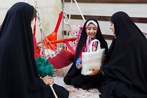 اهدای بسته‌های فرهنگی به دختران تازه‌مکلف فرزندان کارکنان بنیاد کرامت رضوی