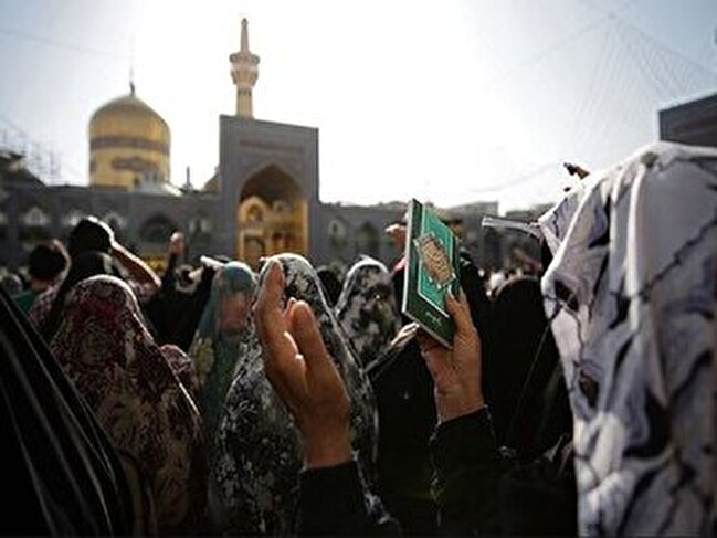 قرائت دعای سمات و نماز جعفر طیار برای تعجیل امر فرج در حرم رضوی 