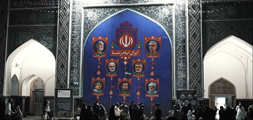 اهتزاز پرچم ایران در حرم مطهر رضوی