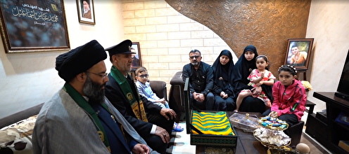 تقدیر از خانواده شهدا مقاوت حزب الله توسط خدام حرم مطهر رضوی