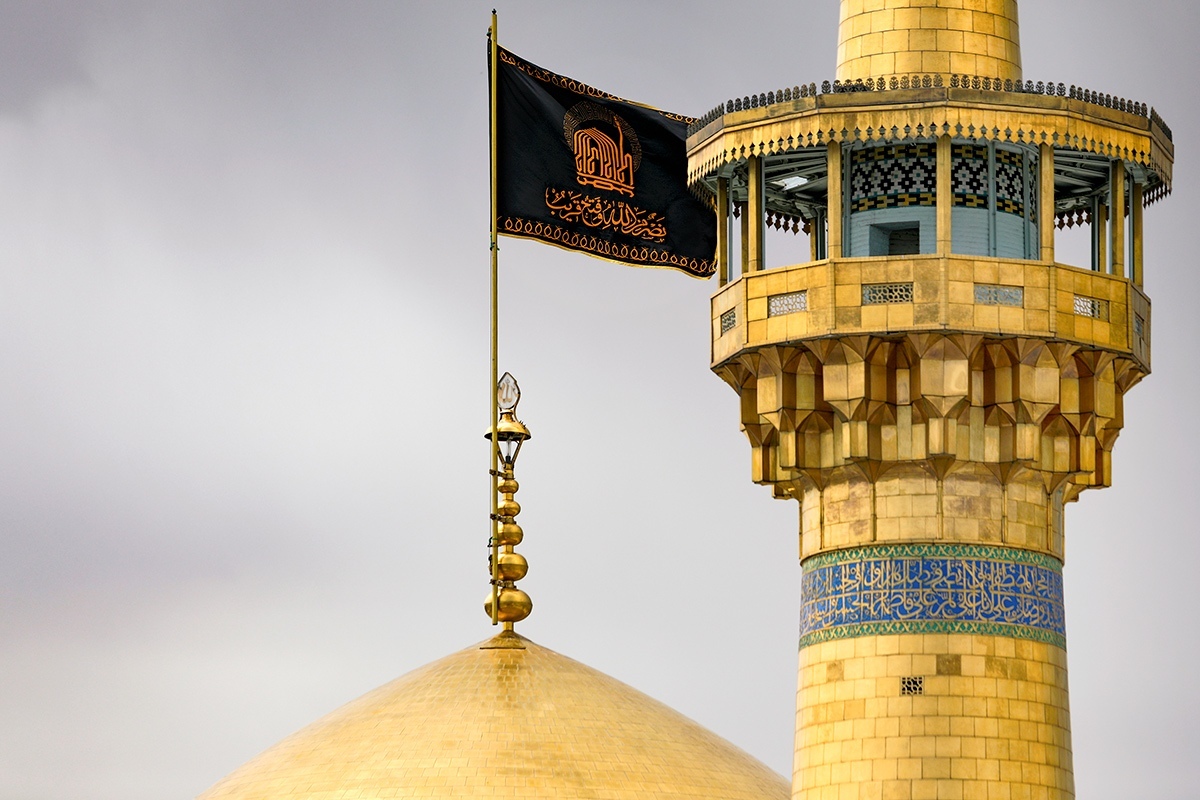 عکس با کیفیت : پرچم سیاه عزا بر فراز گنبد حرم امام رضا علیه السلام