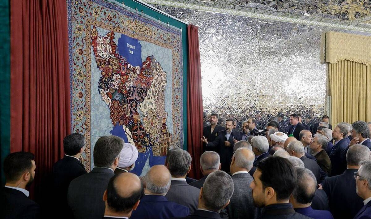 رونمایی فرش «ایران جان» در تالار ولایت حرم مطهر رضوی
