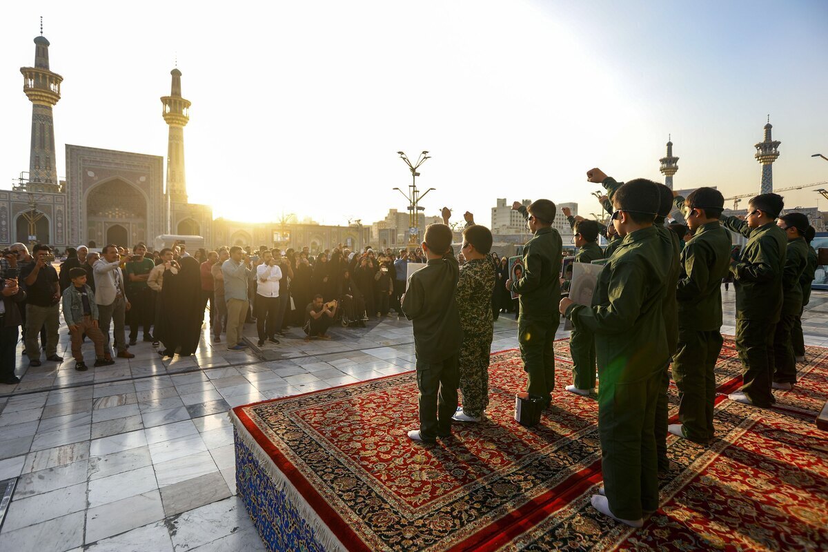 اجرای سرودهای انقلابی همزمان با روز نوجوان در حرم مطهر رضوی