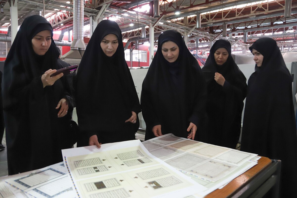 بازدید کارکنان آستان قدس رضوی از مؤسسه چاپ و انتشارات