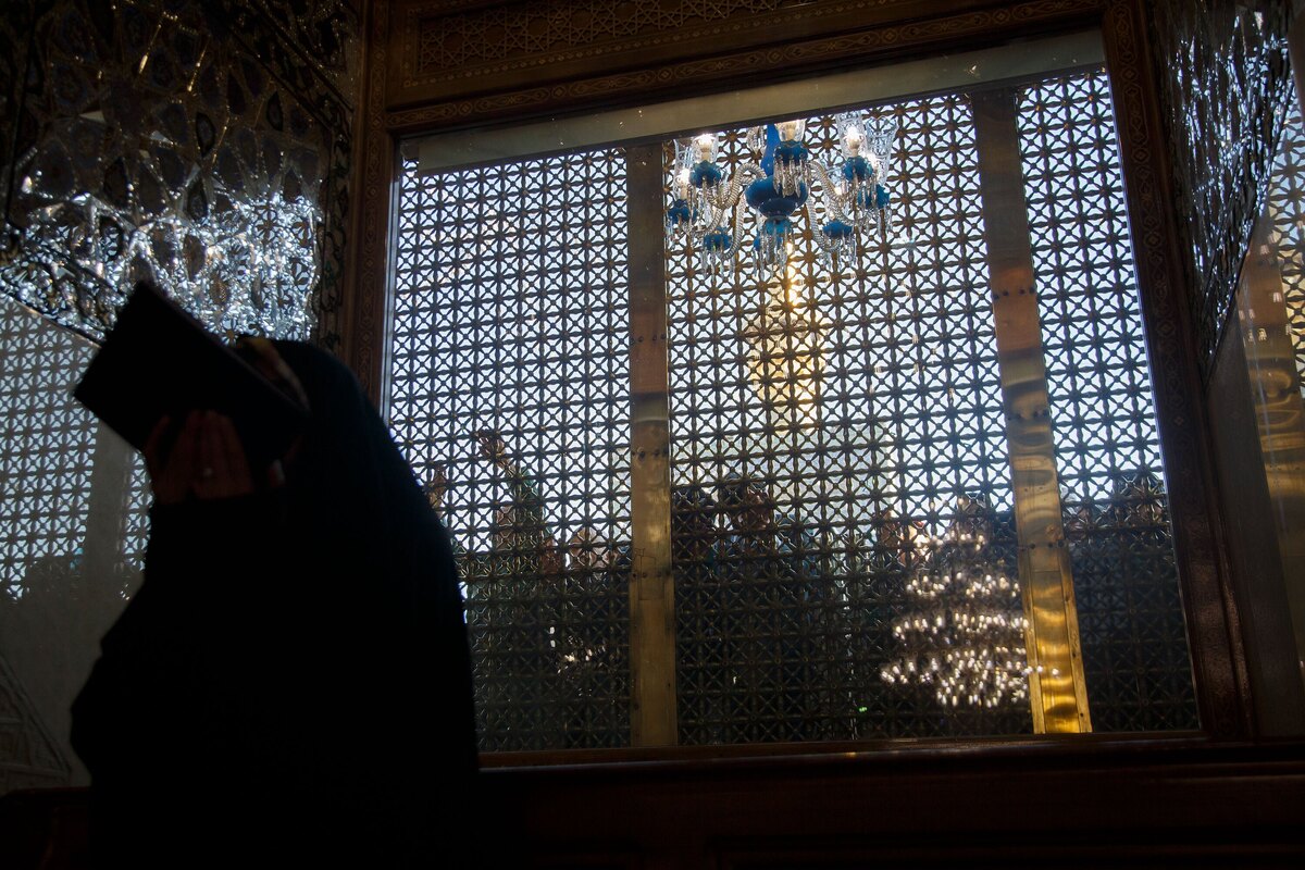 تشرف کاروان زیارتی معین الضعفا به حرم مطهر رضوی