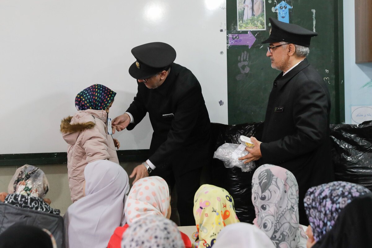 اهدا لباس گرم به دانش‌آموزان