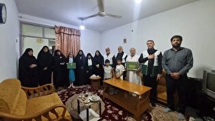 دیدار خادم‌یاران خرمشهر با خانواده شهیدان دانش‌آموز