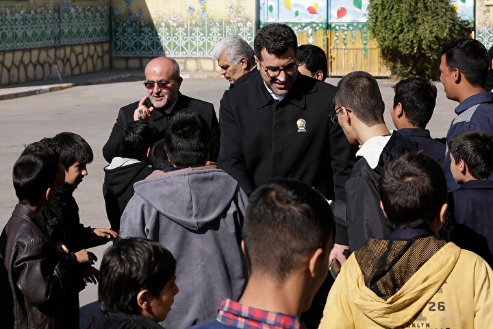 اهدا لباس گرم به دانش‌آموزان استثنایی