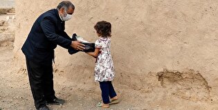 عطر مهربانی رضوی در خرمشهر پیچید؛ ۱۵۰۰ دست لباس میان خانواده‌های کم‌برخوردار توزیع شد