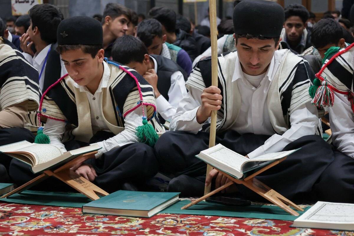 گردهمایی دانش‌آموزان نخبه عشایری در حرم مطهر رضوی