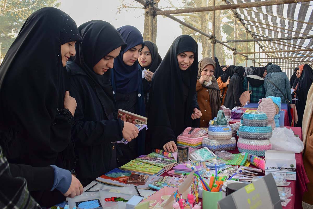 نمایش خلاقیت دختران دانشگاهی در بازارچه «دختران فردا» دانشگاه بین‌المللی امام رضا (ع)