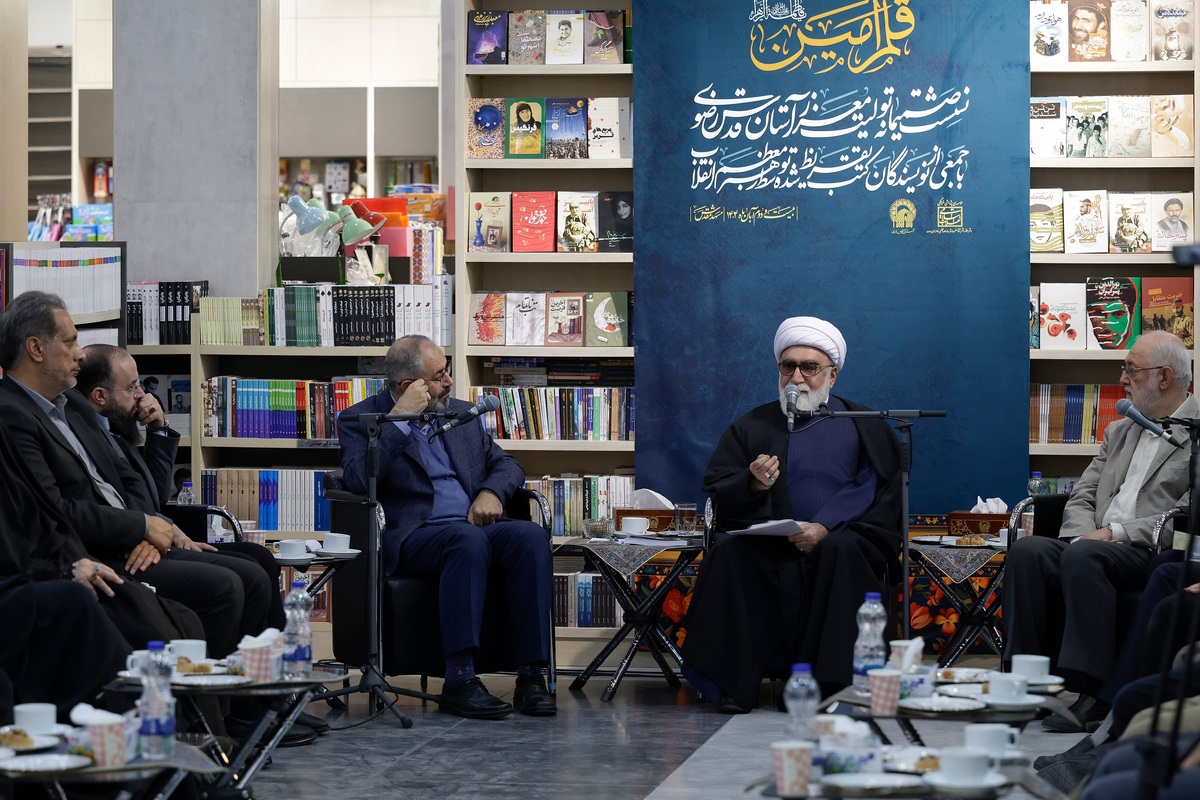 دیدار جمعی از نویسندگان آثار دارای تقریظ رهبر معظم انقلاب با تولیت آستان قدس رضوی