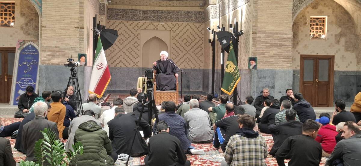 برگزاری محفل روضه‌خوانی پیر غلامان حسینی در حرم مطهر رضوی