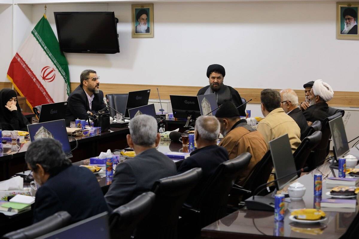 برگزاری نشست هم‌اندیشی شاعران آئینی با حضور پیر غلامان حسینی در حرم رضوی