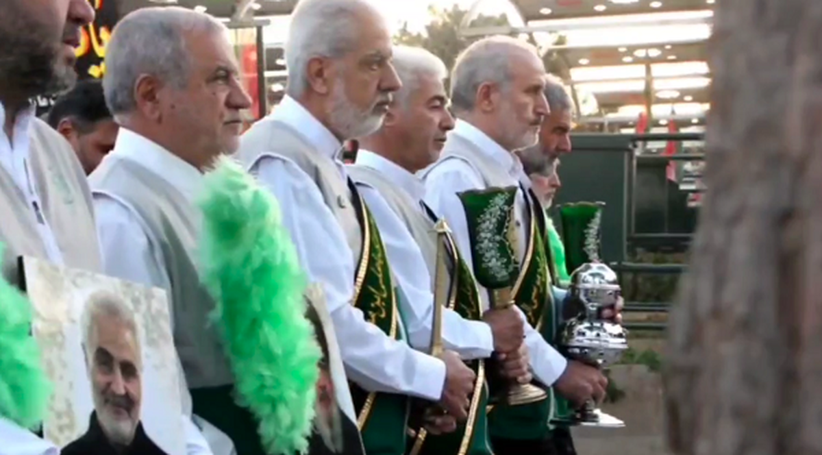 ادای احترام مدیر مرکز خادمیاری رضوی کشور به مزار شهدای جنگ ۱۲ روزه/ فیلم