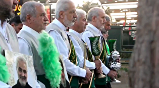 ادای احترام مدیر مرکز خادمیاری رضوی کشور به مزار شهدای جنگ ۱۲ روزه/ فیلم