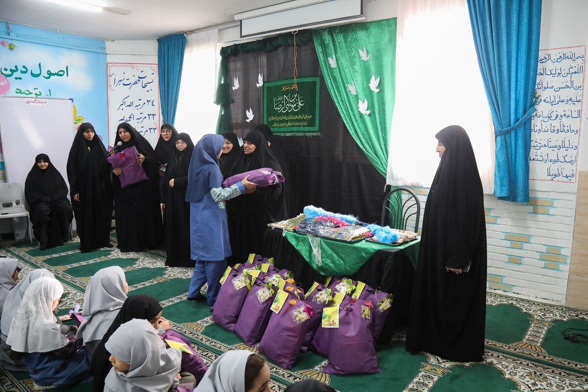 اهدا لباس گرم به دانش‌آموزان مدارس مشهد