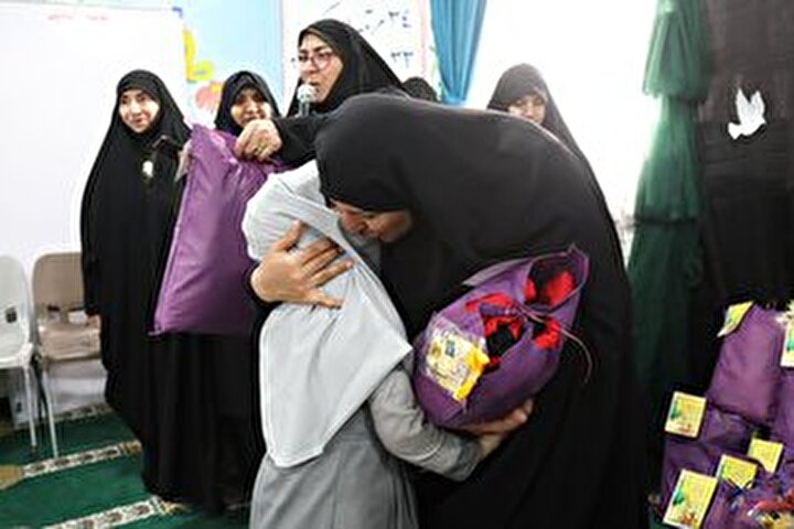 اهدا لباس گرم به دانش‌آموزان مدارس مشهد