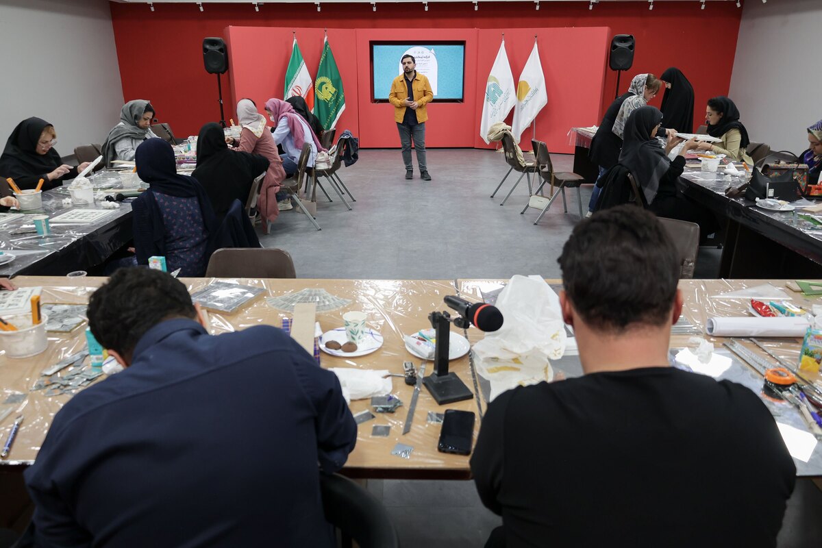 کارگاه آینه‌کاری سنتی در نگارخانه رضوان