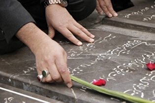 ادای احترام مدیر خادمیاری رضوی به شهدای اصفهان/ گزارش تصویری