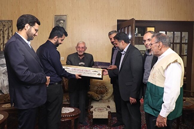 دیدار مدیر مرکز خادم یاری و کانون‌های خدمت رضوی با پدر شهید نیلفروشان/ گزارش تصویری