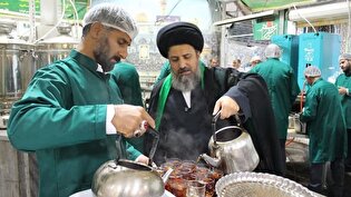 خدمت اهالی دارالمؤمنین همدان در چایخانه کوثر حرم مطهر رضوی