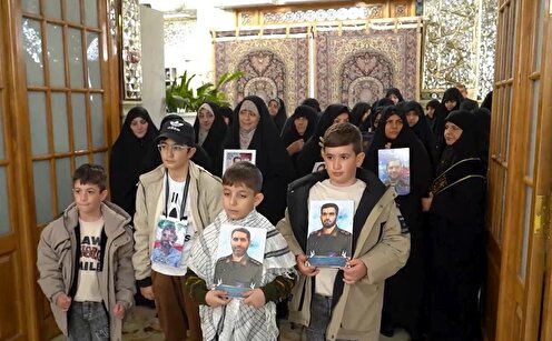 رواق های حرم مطهر رضوی به دست خانواده شهدا سیاه پوش شد