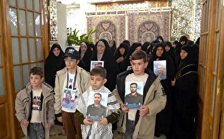 رواق های حرم مطهر رضوی به دست خانواده شهدا سیاه پوش شد