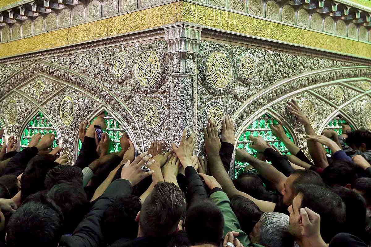عکس با کیفیت : زیارت در روضه منوره حرم امام رضا علیه السلام