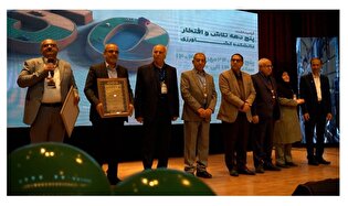 تقدیر از مديرعامل صنایع غذایی رضوی در پنجاهمين سالگرد دانشکده کشاورزی فردوسی